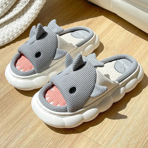 Pantuflas de tiburón gris