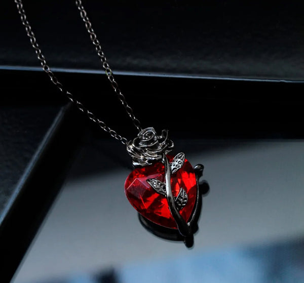 Collar de corazón y rosa