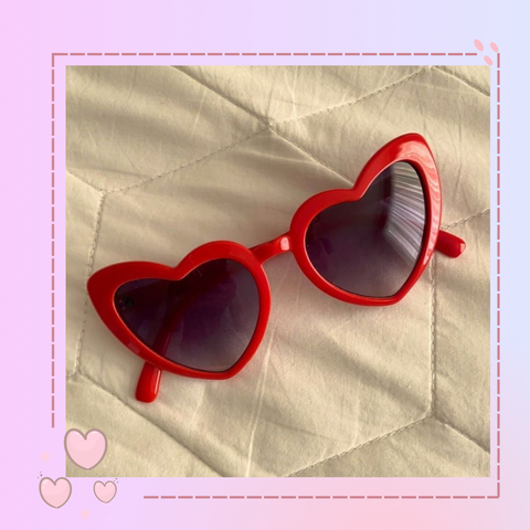 Lentes de corazón rojo